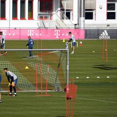 El Bayern vuelve a entrenarse, pero se ducha en casa