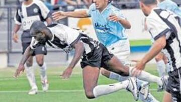 <b>EN PICADO. </b>La caída de Ekpoki ante un rival simboliza el derrumbamiento del Vecindario.