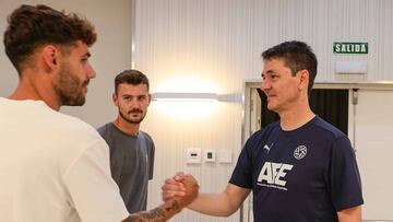 Los 23 jugadores sin equipo convocados por AFE se reúnen en Oliva.