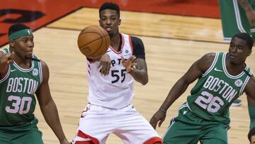 WTX11. TORONTO (CANAD&Aacute;), 04/04/2018.- El jugador de los Raptors Delon Wright (c) disputa el bal&oacute;n con Guerschon Yabusele (i) y Jabari Bird de los Celtics hoy, mi&eacute;rcoles 4 de abril de 2018, durante un partido de baloncesto de la NBA en