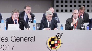 Larrea y Rubiales, con Cerezo en el centro, durante la Asamblea General de la FEF en 2017.