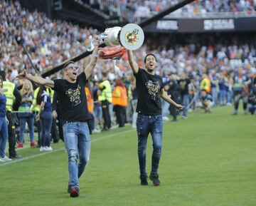 Fiesta en las calles de Valencia que alcanzó el éxtasis en Mestalla