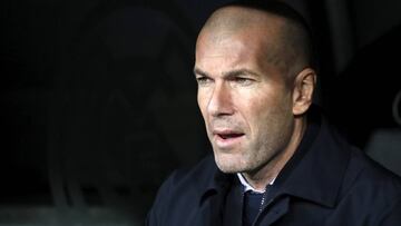 Zinedine Zidane, entrenadro del Real Madrid, en el banquillo durante un partido.