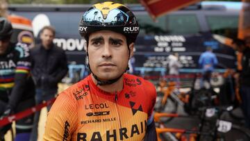 Mikel Landa, con el maillot del Bahrain-McLaren antes de tomar la salida de una etapa en la Vuelta a Andaluc&iacute;a.