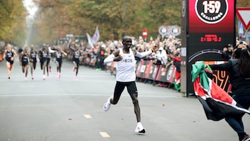 Eliud Kipchoge celebra su reto de bajara de las dos horas en el maratón en el Ineos 1:59 Challenge.