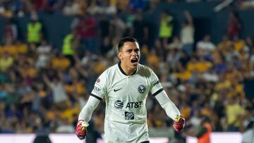 AME1712. MONTERREY (MÉXICO), 11/03/2023.- Luis Malagón de América celebra un gol ante Tigres hoy, durante un partido correspondiente a la jornada 11 del Torneo clausura 2023, disputado en el estadio Universitario, en Monterrey (México). EFE/ Miguel Sierra.