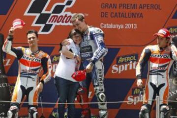 El piloto español de MotoGP Jorge Lorenzo, celebra en el podio junto a Dani Pedrosa y Marc Márquez su victoria en el Gran Premio de Cataluña, acompañado de la diseñadora Anna Vives, creadora de la tipografía del Casco que Lorenzo utilizó para esta carrera en Montmeló.