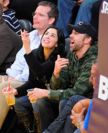 Los actores Sarah Silverman y Jason Sudeikis, en el Staples center