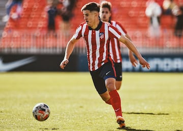 El marroquí, jugador de talento y llegada partiendo desde la banda, ha buscado sus minutos en una categoría superior a la del Atleti B, en el Espanyol B de la Segunda RFEF. Reforzó al equipo catalán en los últimos instantes del mercado y a sus 20 años quiere explotar su talento para volver al club rojiblanco reforzado. También el juvenil Juan Perea ha salido cedido, en su caso al Real Avilés de la Segunda RFEF.  