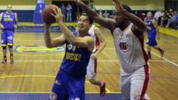 El penquista Eduardo Marechal controla el balón bajo el tablero de Los Leones.