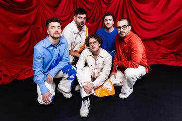 Artista portugués que ofrece una canción íntima y melancólica, con una interpretación vocal destacada.