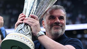 Ange Postecoglou, t¨¦cnico del Tottenham, levanta el trofeo de la Europa League.