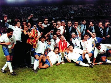 Los jugadores del Real Zaragoza posan con la Recopa de Europa el 10 de mayo de 1995 en el Parque de los Príncipes de París tras imponerse al Arsenal por 2-1.