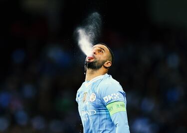 El ya mítico ritual previo del defensor del Mnchester City, Kyle Walker, antes del inicio del encuentro.