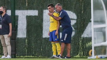 Gaspar Panadero y &Aacute;lvaro Cervera, jugador y entrandor del C&aacute;diz CF, conversan en la banda.