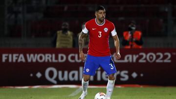 Los cinco jugadores de Chile que están al borde de la suspensión