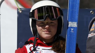 Margot Simond, esquiadora francesa de 18 años, equipada de esquí.