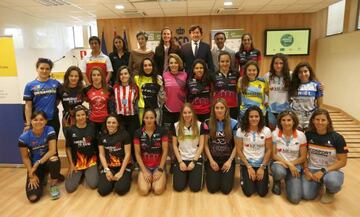 Lete (secretario de Estado), Hidalgo (presidente de la Federación Española de Triatlón) y Carmen Cabrera (Iberdrola), junto a una amplia representación de triatletas.