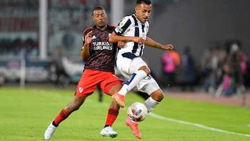 CORDOBA, ARGENTINA - APRIL 20: Matias Godoy of Talleres fights for the ball with Nicolás De La Cruz of River Plate during a match between Talleres and River Plate as part of Copa de la Liga 2022 at Mario Alberto Kempes Stadium on April 20, 2022 in Cordoba, Argentina. (Photo by Hernan Cortez/Getty Images)