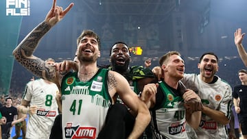 Los jugadores del Panathinaikos, entre ellos Juancho Hernangómez, celebran el título de liga.