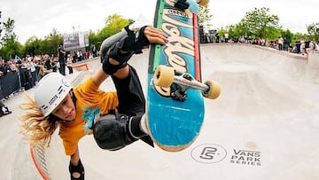 Daniela Terol petandolo en el skatepark de la Vans Park Series