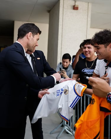 Xabi Alonso firma autógrafos a su llegada al hotel Four Seasons Palm Beach, en Florida.