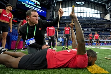 El asistente de los Cincinnati Bengals, Garret Swanson, toma las medidas a Kearis Jackson, receptor de la Universidad de Georgia, en el NFL Combine. El Lucas Oil Stadium de Indianápolis acogió las pruebas físicas a las que son sometidos los principales jugadores universitarios que estarán en el próximo Draft.