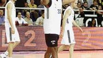 REY DE LA SIMPATÍA. Magic Johnson también actuó cinco minutos con la camiseta madridista.