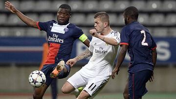 Agoney, en un partido con el Juvenil del Real Madrid, contra el PSG.