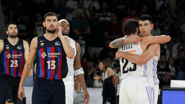 Llull y Deck se abrazan en la pasada Supercopa en presencia de Tobey, Satoransky y Yabusele.