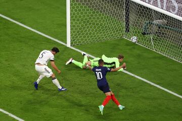 1-0. Mats Hummels marca en propia puerta el primer tanto de la selección de Francia.