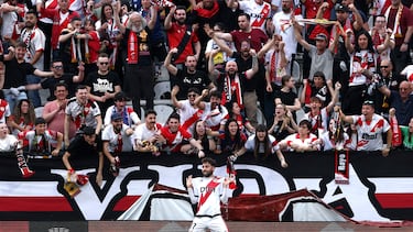 Soccer Football - UEFA Conference League - Quarter Final - First Leg - Rayo Vallecano v AEK Athens - Campo de Futbol de Vallecas, Madrid, Spain - April 9, 2026 Rayo Vallecano's Unai Lopez celebrates scoring their second goal with fans REUTERS/Gonzalo Fuentes TPX IMAGES OF THE DAY