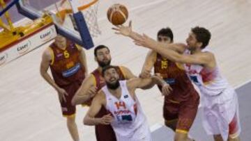 Pau Gasol captura un rebote con Mirotic a la espera y rodeado de macedonios.