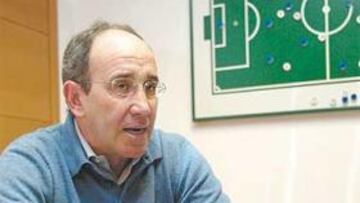 <b>TODO UN VETERANO</b>
"Laporta ha fichado a un entrenador por cinco años y encima a un técnico que cuando llegó no había hecho grandes cosas. Hay una apuesta convincente y clara, cosa que agradece Rijkaard, que lo está haciendo muy bien. Me gusta su discreción, su forma de ver el fútbol, no es estruendoso, tiene moderación y me parece un tío fenomenal".