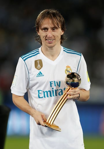 Modric posa con el Balón de Oro como mejor jugador. 