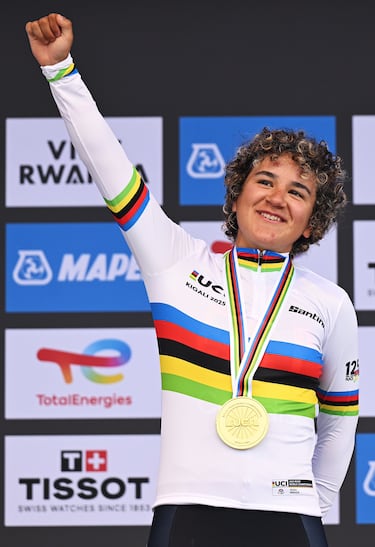 La española Paula Ostiz Taco celebra en el podio su victoria en la prueba júnior femenina de ciclismo en ruta, durante el Campeonato Mundial de Ciclismo de Ruta en Kigali, Ruanda.