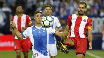 Rubén Pérez se lleva un balón en el Leganés-Girona.