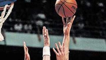 <b>ÚLTIMO DUELO. </b>Gasol frente a Lituania, en el Eurobasket 2003.