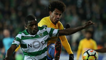 Dos jugadores disputando un balón en portugal.