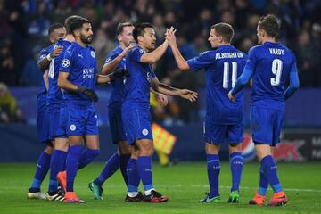 Mahrez, Vardy, Allbrigthon y Okazaki entre otros celebran un gol del Leicester ante el Copenhague en Champions League.