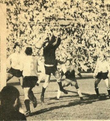 Debut de Chile en las Eliminatorias para el Mundial de México 1970. Los uruguayos pusieron 'pierna dura' en el Estadio Nacional, especialmente Julio Montero quien repartió patadas sin ser sancionado por el árbitro. El ambiente se calentó y el público arrojó distintos objetos a la cancha.