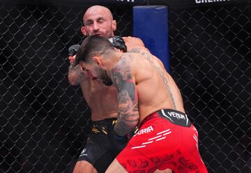 El luchador español nacido en Halle, una ciudad dentro del distrito de Gütersloh (Alemania), noqueó al mejor peleador de la historia del peso pluma, Volkanovski, tras un derechgazo brutal. De esta forma Ilia se convierte primer campeón nacional de la UFC.