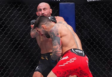 El luchador español nacido en Halle, una ciudad dentro del distrito de Gütersloh (Alemania), noqueó al mejor peleador de la historia del peso pluma, Volkanovski, tras un derechgazo brutal. De esta forma Ilia se convierte primer campeón nacional de la UFC.