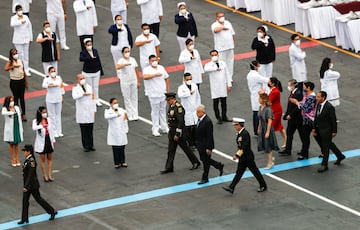 Desfile por la Independencia rinde homenaje a héroes de la salud