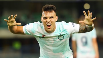 Lautaro Martinez celebra el primero de sus dos goles en Verona, el cuarto del Inter.