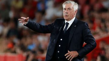 El entrenador del Real Madrid, Carlo Ancelotti, da instrucciones a sus jugadores en el partido de la primera jornada de LaLiga EA Sports contra el Mallorca.