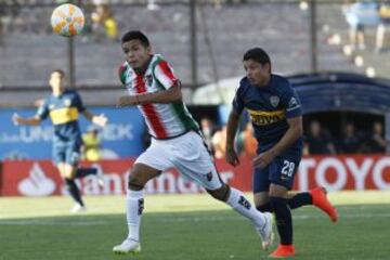 El jugador de Palestino Paulo Diaz, izquierda, disputa el balon con Sebastian Palacios de Boca Juniors durante el partido del grupo 5 de la Copa Libertadores en el estadio Santa Laura de Santiago, Chile