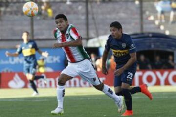 El jugador de Palestino Paulo Diaz, izquierda, disputa el balon con Sebastian Palacios de Boca Juniors durante el partido del grupo 5 de la Copa Libertadores en el estadio Santa Laura de Santiago, Chile