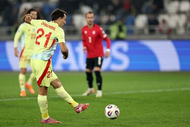 Oyarzabal lanzó la pena máxima del penalti por mano de Gocholeishvili.Engañó por completo a Mamardashvili en su lanzamiento, ejecutando el golpeo a su lado derecho y de seguridad. Perfecta definición.