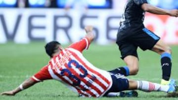 Marco Fabián se perderá el clásico nacional ante América luego de esta fuerte barrida sobre Orbelín Pineda del Querétaro.